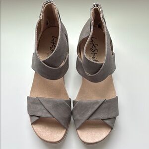 Life Stride Gray Sandals with Crossed Straps - Size 7